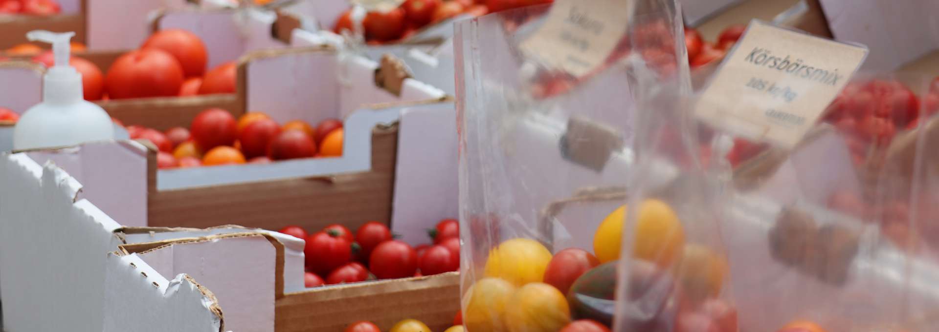 vita låder på rad med tomater i